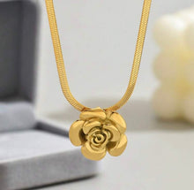 Load image into Gallery viewer, Floral Pendant Necklace
