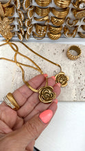 Load image into Gallery viewer, Floral Pendant Necklace

