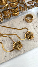 Load image into Gallery viewer, Floral Pendant Necklace
