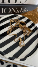 Load image into Gallery viewer, Deluxe Pendant Necklace
