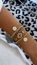 Load image into Gallery viewer, Clover Flower Bracelet

