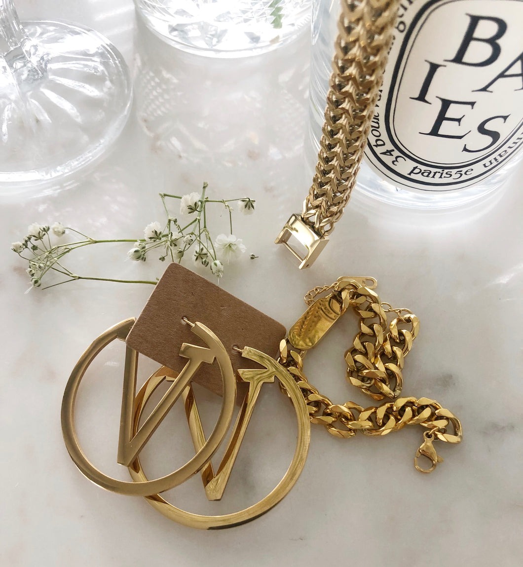 V Hoops
