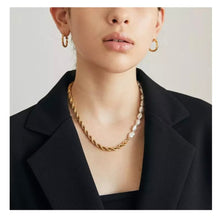 Load image into Gallery viewer, Pearl Twisted Chain
